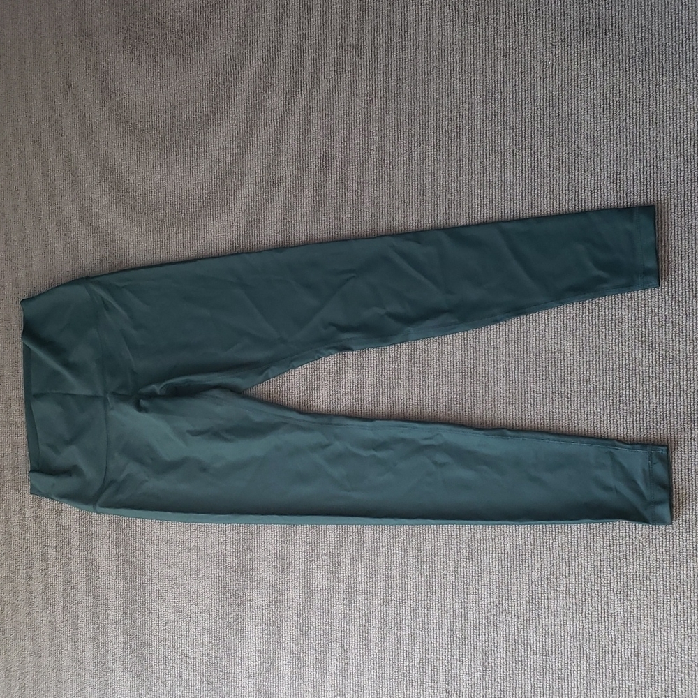 Dark shiny emerald green Lululemon Wunder Under leggings